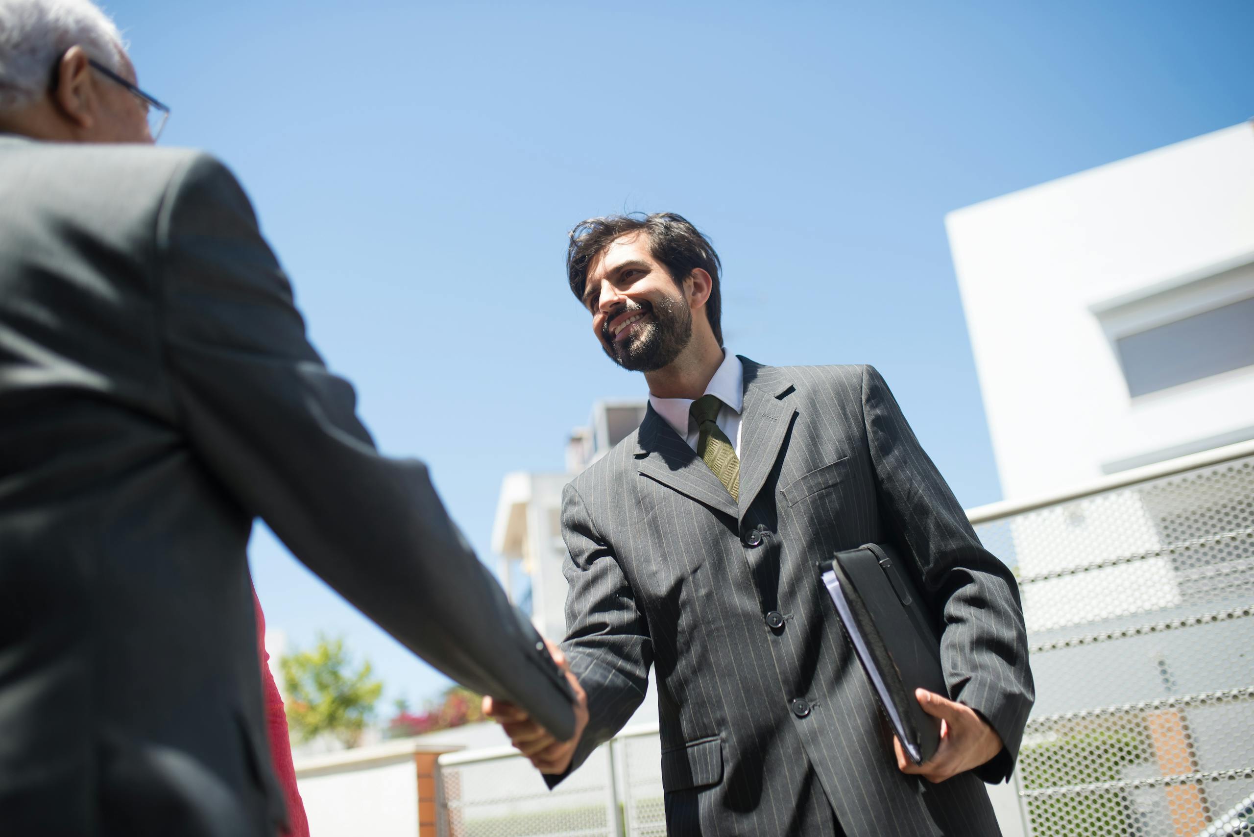 un courtier en assurance qui sert la main