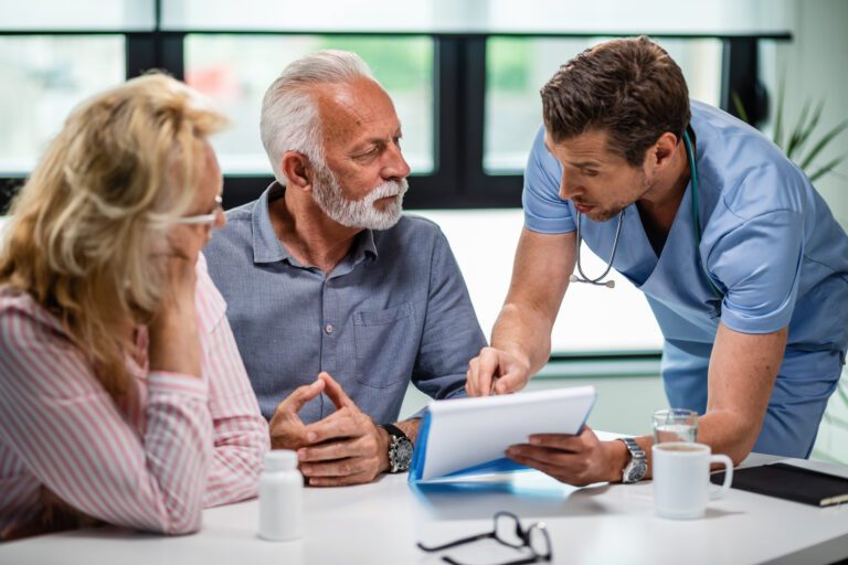 médecin parlant aux patients de l'assurance hospitalisation